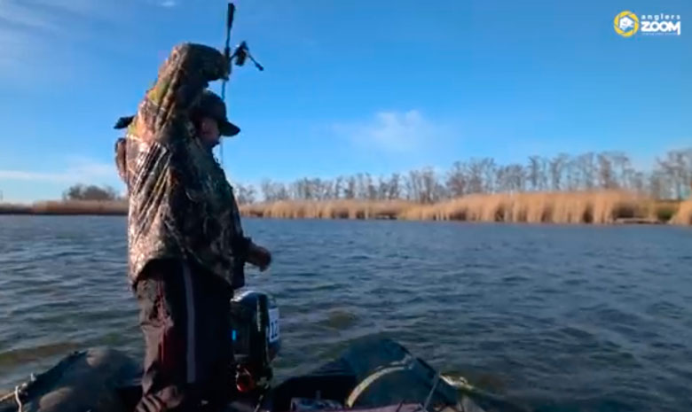 Кадр из фильма Anglers Zoom «Зимние щуки: как ловить своим умом